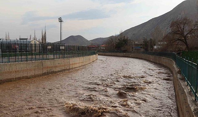 Oltu Çayı yine coşmaya başladı