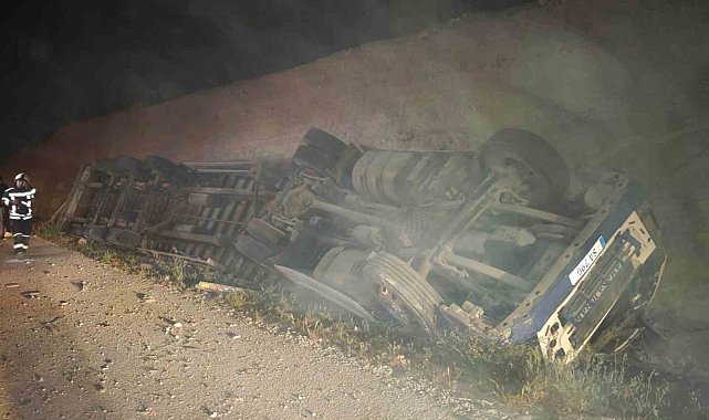 Ölüm virajı yine can aldı: Tır hurdaya döndü, sürücü hayatını kaybetti