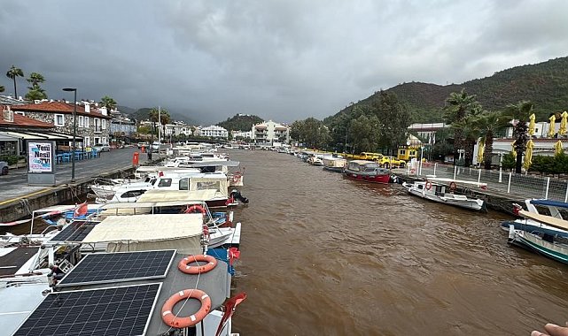 Orman yangınları erozyonu tetikledi, Marmaris'te denizler de olumsuz etkilendi