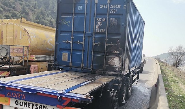 Osmaniye'de seyir halindeki tırın dorsesi yandı