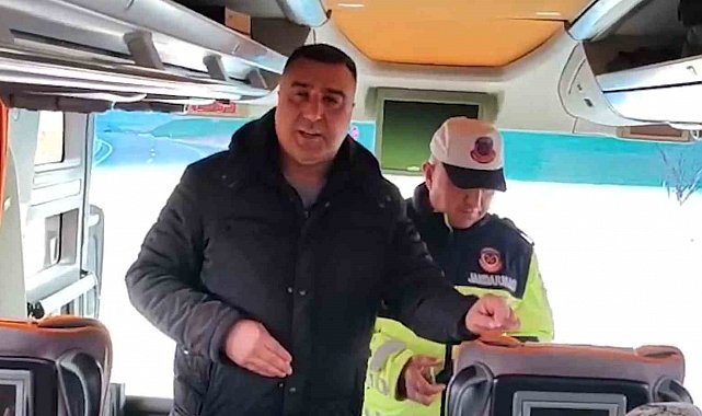 Otobüste sürpriz denetim: Sivil jandarma şoföre teşekkür etti, yolculara emniyet kemerini hatırlattı