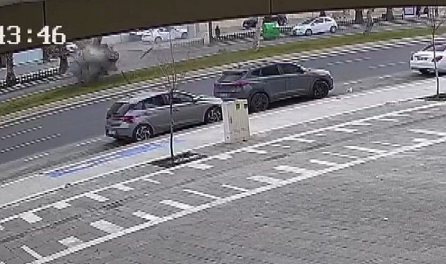 Otomobil ağaca çarptı: O anlar kamerada