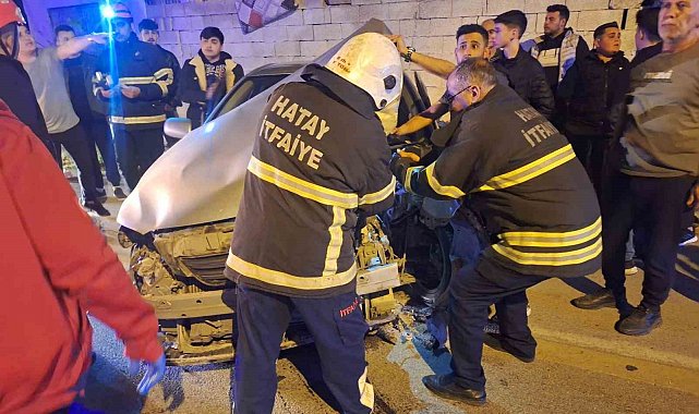 Otomobil aydınlatma direğine çarptı: 2 yaralı