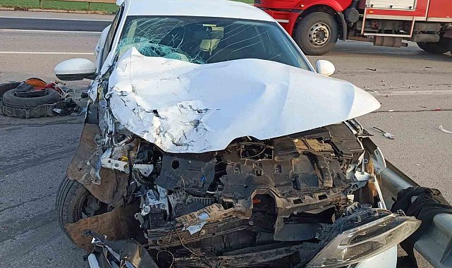 Otomobil bariyerlere çarptı: 3 yaralı