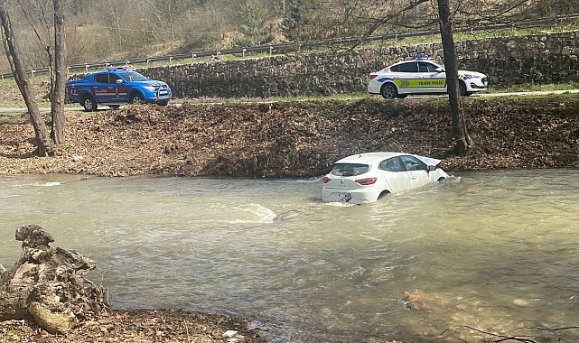 Otomobil dereye uçtu 2 kişi yaralı