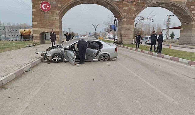 Otomobil ilçe girişindeki kemerin ayağına çarptı: 3 yaralı