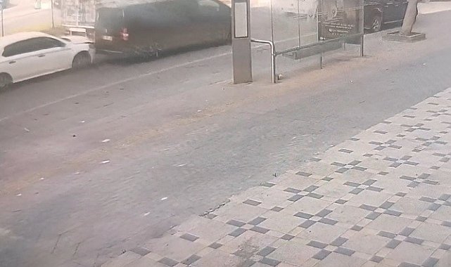 Otomobil, kapalı kasa kamyonete çarptı: 1 yaralı