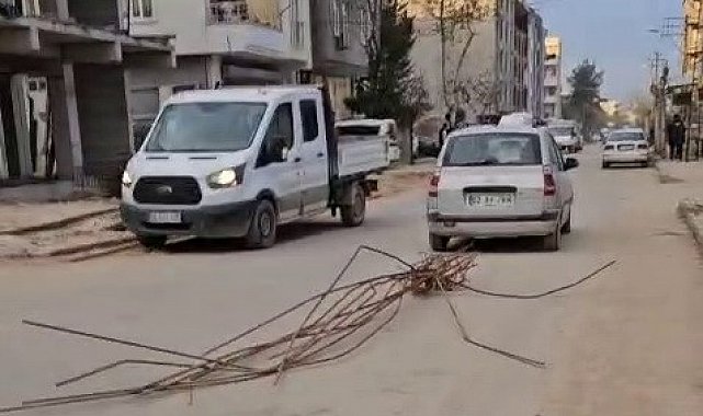 Otomobilin arkasına bağladığı demirlerle trafikte ilerledi