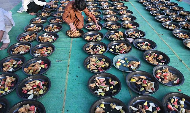 Pakistan'da ihtiyaç sahipleri için sokaklarda iftar sofraları kurulmaya devam ediyor