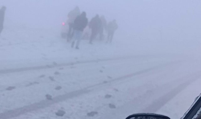 Palandöken geçidinde sis ve tipi nedeniyle onlarca araç mahsur kaldı