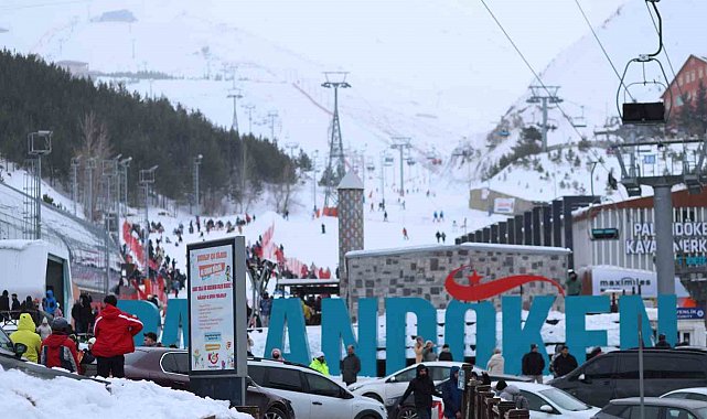 Palandöken'de kayak keyfi sürüyor