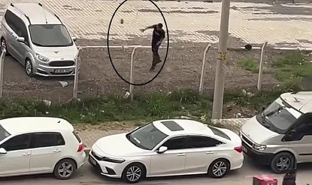 Park halindeki aracın camına kaldırım taşı fırlattı