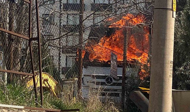 Park halindeki tır alev alev yandı
