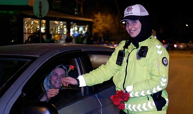 Polis, denetim noktasında kadın sürücülere karanfil hediye etti