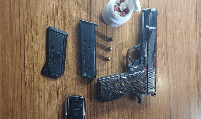 Polisin çalıntı araç operasyonunda silah ve uyuşturucu ele geçirdi