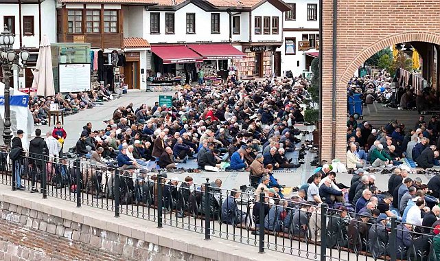 Ramazan ayının son cumasında eller semaya açıldı