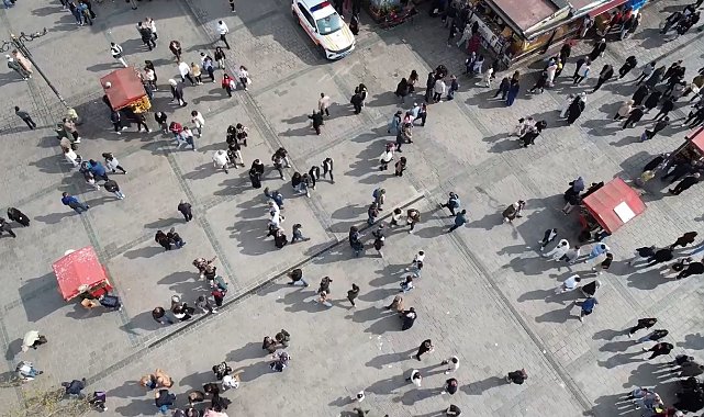 Ramazan Bayramı'nı İstanbul'da geçiren vatandaşlar Eminönü'ne akın etti