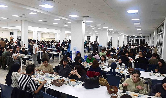 Rektör Adıgüzel öğrencilerle iftar yemeğinde buluşmaya devam ediyor