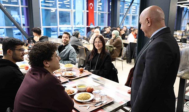 Rektör Sözbir öğrencilerle iftar yaptı