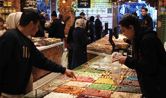 Rengarenk bayram şekerleri tezgahlarda yerini aldı