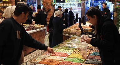 Rengarenk bayram şekerleri tezgahlarda yerini aldı