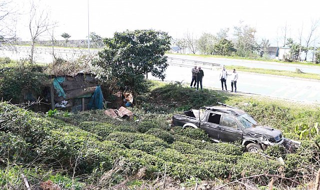 Rize'de yol vermek isteyen kamyonet çay bahçesine uçtu