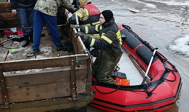 Rusya'da nehirlerdeki buzlar eridi, yerleşim yerleri sular altında kaldı
