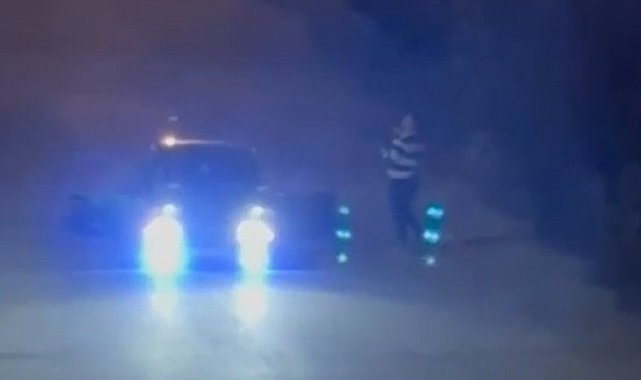 Sahur vaktinde otomobilin kapılarını açtı, yüksek sesli müzikle mahalleliyi ayağa kaldırdı