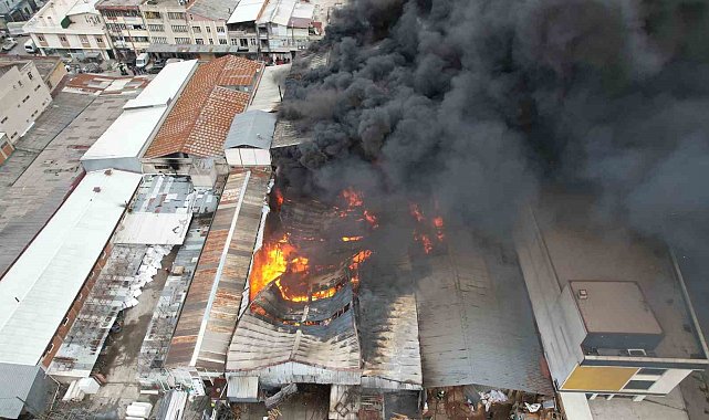 Sakarya'da alevlere teslim olan atölye havadan görüntülendi
