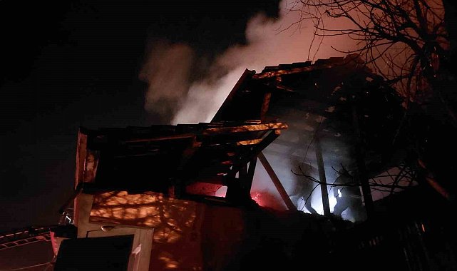 Sakarya'da evin çatısı alev topuna döndü, mahalleli sokağa döküldü