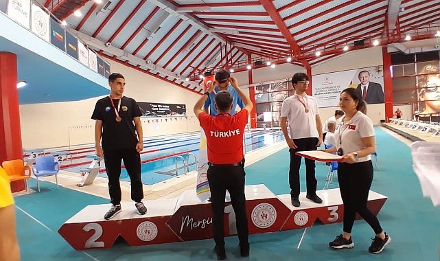 Sakaryalı yüzücüden gururlandıran başarı