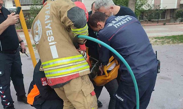 Salıncağa sıkışan çocuğu itfaiye kurtardı