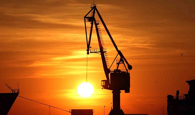 Samsun'da muhteşem gün doğumu: Vinç güneşi yüklendi