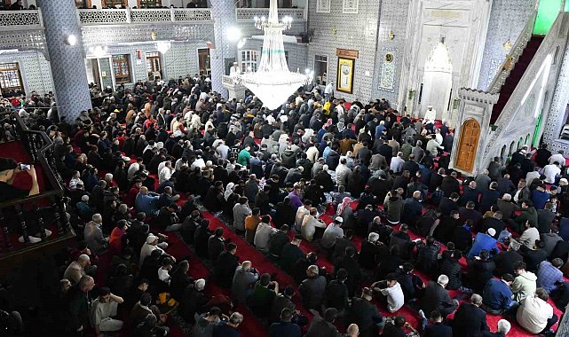 Şanlıurfa'da binlerce kişi bayram için camilere akın etti
