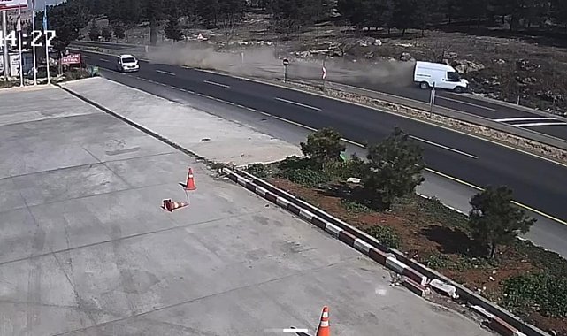 Şanlıurfa'da minibüs kayalıklara çarptı: 2 yaralı