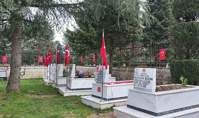 Şehitlikte bayram temizliği