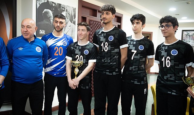 Seyhan Belediyesporlu voleybolculardan Başkan Tekin'e üç kupa