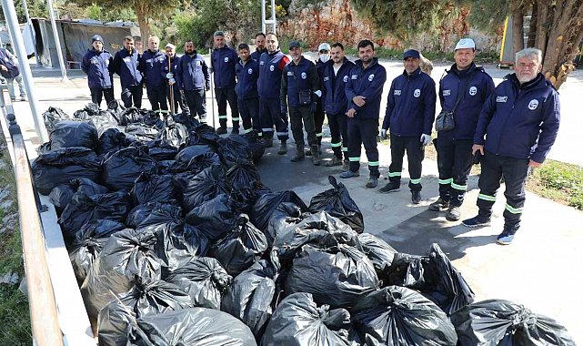 Seyir terasında gerçekleştirilen temizlik çalışmalarında torbalarca çöp toplandı