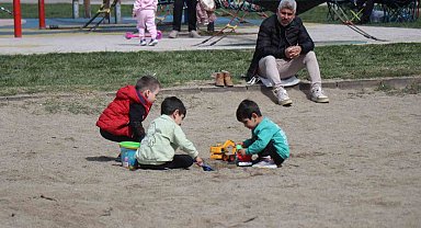 Sıcak havayı gören soluğu parklarda aldı