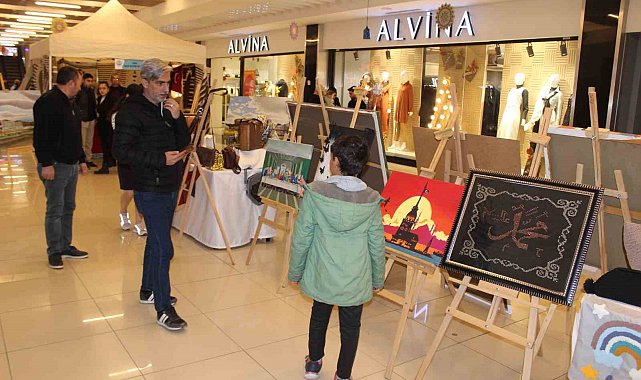 Siirt'te Halk Eğitimi Merkezi kursiyerleri el emeği göz nuru eserlerini sergiledi