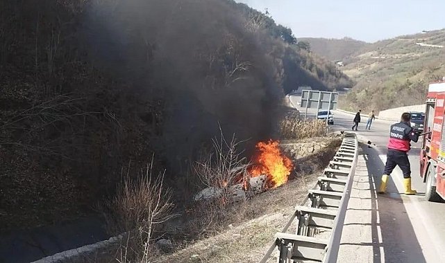 Sinop'ta kaza yapan araç alev aldı