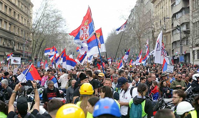 Sırbistan'da "ülke tarihinin en kalabalık protestosu"