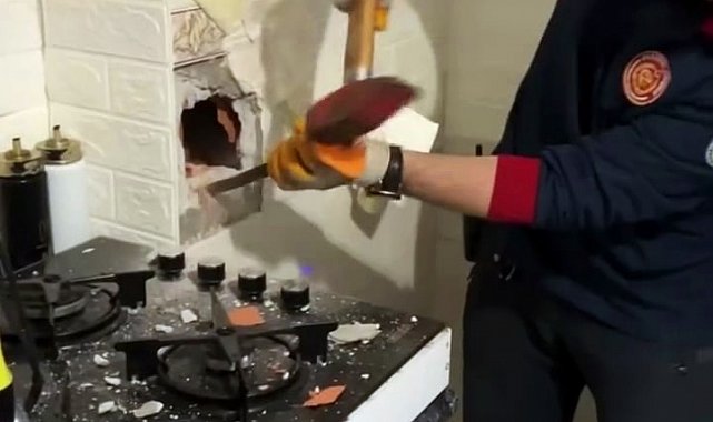 Soba bacasında sıkışan güvercinin yardımına itfaiye koştu