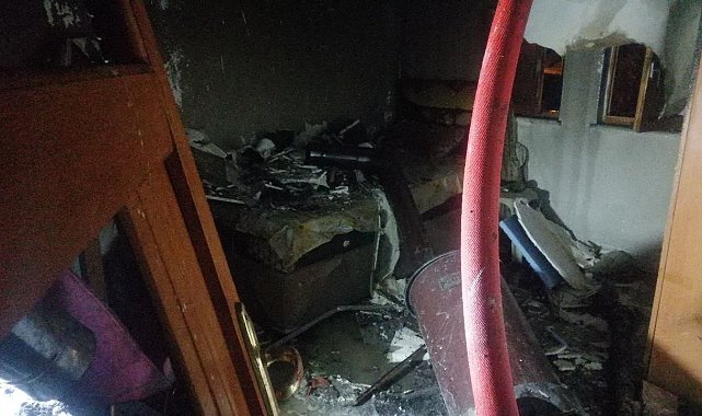 Sobadan çıkan yangın evin bir kısmını küle çevirdi