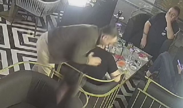 Soluk borusu tıkanan kişinin 'heimlich' manevrasıyla kurtulduğu an kameraya yansıdı