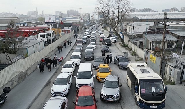 Sultangazi'de mezarlık yolunda kilometrelerce trafik oluştu