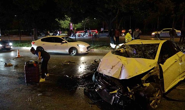 Takla atan otomobil karşı şeritten gelen aracın üzerine düştü: 3 yaralı