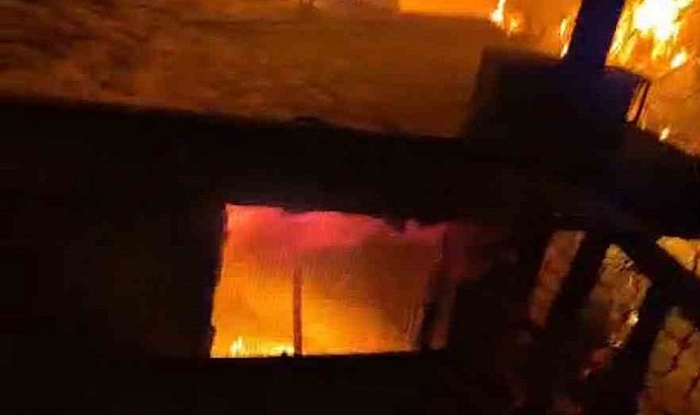 Tarsus'ta 2 katlı evin giriş katında yangın