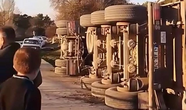 Tavşanlı'da tomruk yüklü tır devrildi