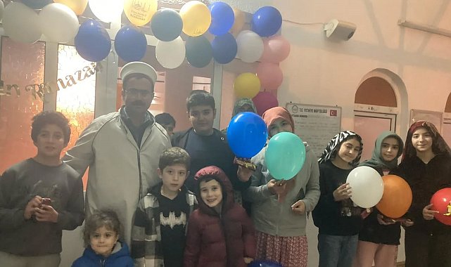 Teravih Namazı'na gelen çocuklara balon ve ikram